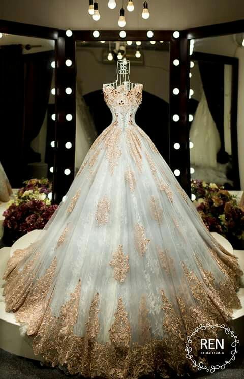 Платья настоящей королевы: в сети спорят, какой из этих 9 нарядов — самый роскошный Платья настоящей королевы: в сети спорят, какой из этих 9 нарядов — самый роскошный лучшее,мода,модные советы,Наряды