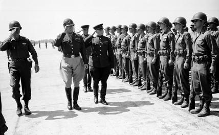 На фото: cоветский и американский генералы Никанор Захватаев и Джордж Паттон проводят осмотр солдат 65-й пехотной дивизии США в Линце, Австрия, 1945 год