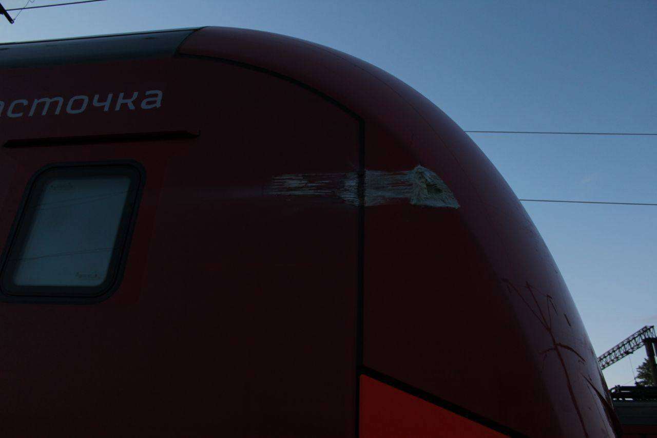 Электропоезд задел машину-путеукладчика под Пермью