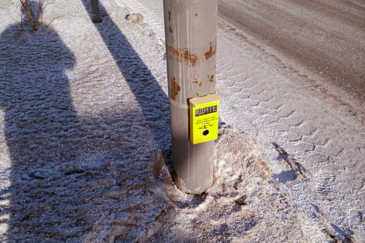 В Якутске жители пожаловались на низко установленную кнопку светофора