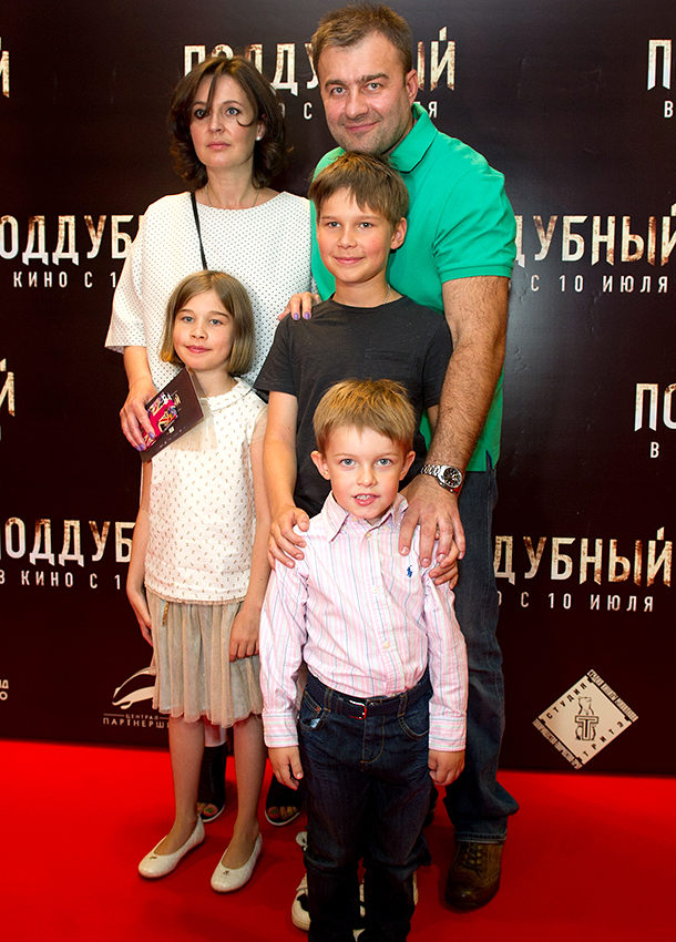 Михаил Пореченков с женой и детьми