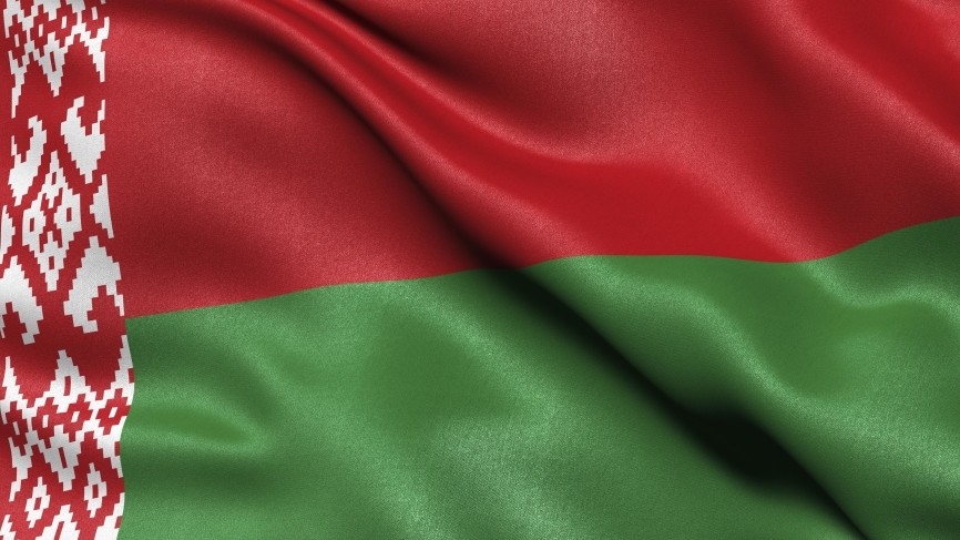 Мэр Риги приравнял флаг Белоруссии к рождественскому украшению