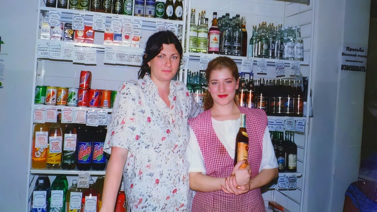 Когда я вспоминаю 1990-е годы, в памяти сразу всплывают образы пёстрых палаток и ларьков, торговавших всем - от джинсов и жевательной резинки до автозапчастей и бытовой техники.-2