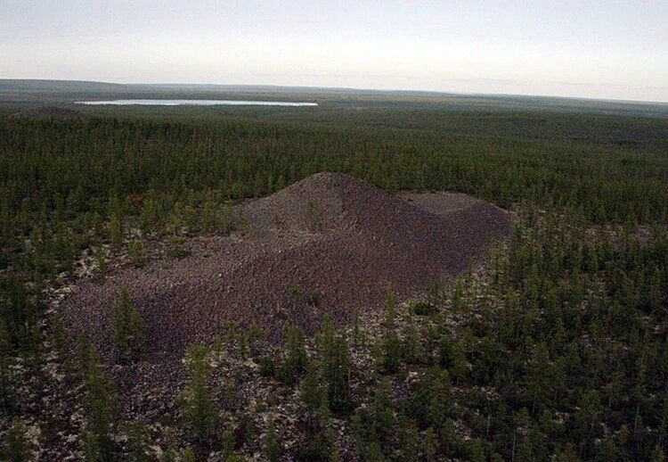 Загадочный бугор в Долине смерти, обнаруженный в 2008 году исследователями Е. Трошиным и С. Антоновым/ © kp.ru