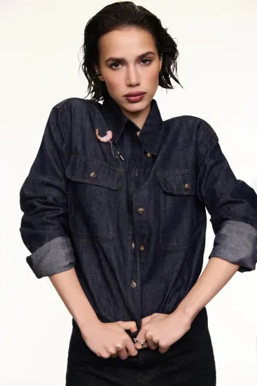 Алина Загитова стала лицом ювелирного бренда, позируя с олимпийскими медалями