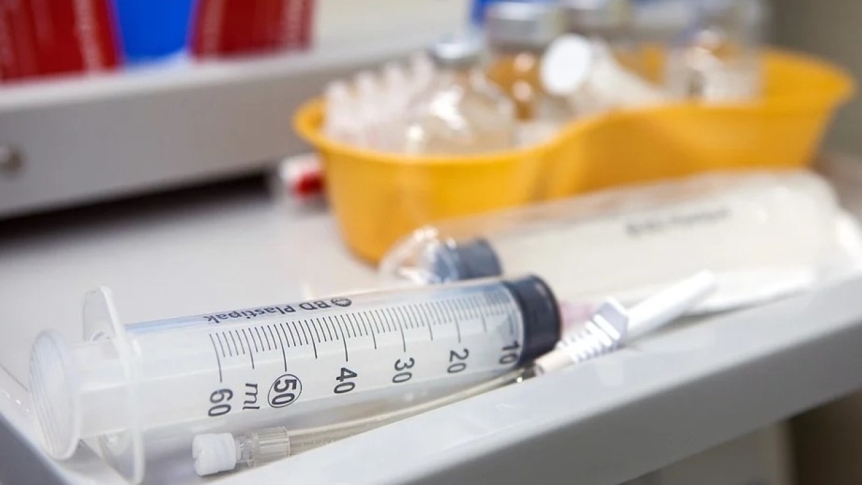 Людям со слабым иммунитетом посоветовали получить третью дозу вакцины от COVID-19