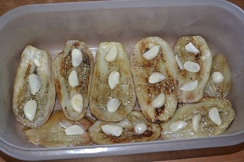 баклажаны в лотке
