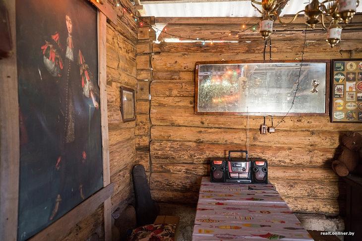 «Вложил сюда все свои сбережения». Как один человек возрождает деревню на Голубых озерах 