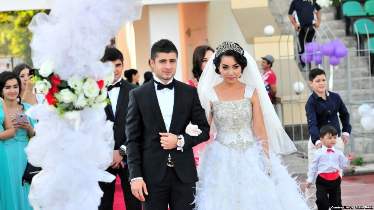 «Нужна стройная, белая, городская»: как сегодня выбирают невест в Таджикистане 