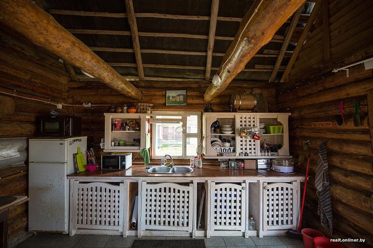 «Вложил сюда все свои сбережения». Как один человек возрождает деревню на Голубых озерах 