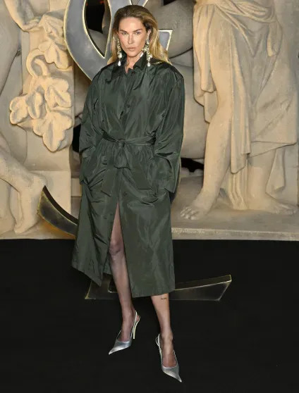 Белла Хадид, Рози Хантингтон-Уайтли, Кейт Мосс, Оливия Уайлд, Марк Эйдельштейн с девушкой и дети звёзд на показе Saint Laurent benjamin cremel,kristy sparow,laurent saintlaurent,айрис лоу,Алеся Кафельникова,алина миллер,Белла Хадид,джейн биркин,джуд лоу,зоя кравиц,Кейт Мосс,леон лурдес,Марк Эйдельштейн,матильда пино,Мишель Пфайффер,надежда ли коэн,Оливия Уайлд,Рози Хантингтон-Уайтли,татьяна чурбанова,франсуа-анри пино,Шарлотта Генсбур,эрин уоссон