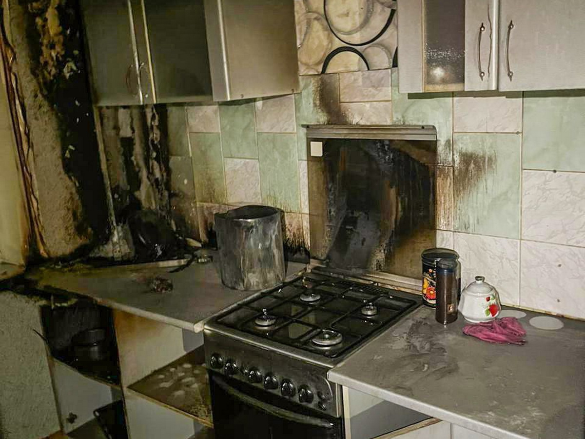 В Кургане из-за включенного в сеть электрочайника начался пожар в квартире