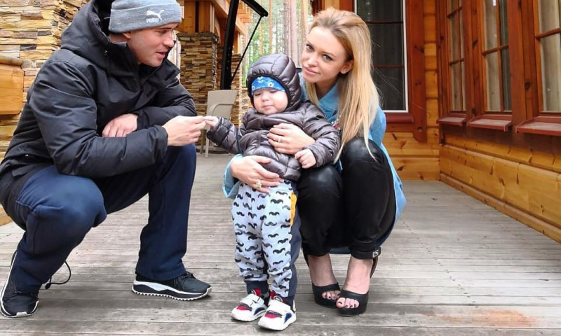 Александр Кержаков и Милана Тюльпанова с дочерью. Фото: соцсети