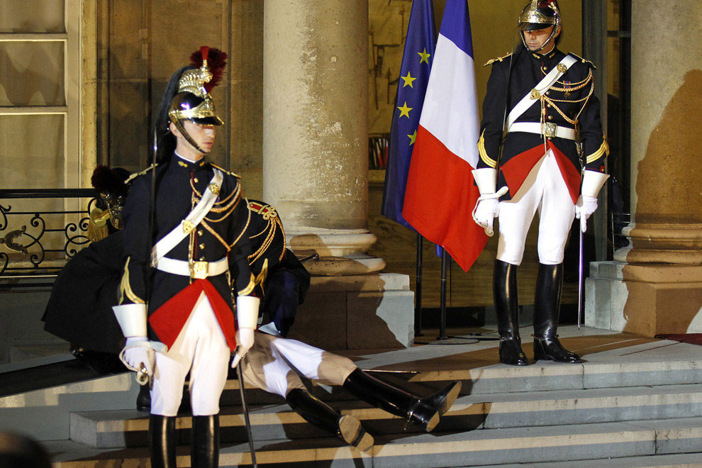 Гвардеец упал в обморок на ступеньках Елисейского дворца в Париже