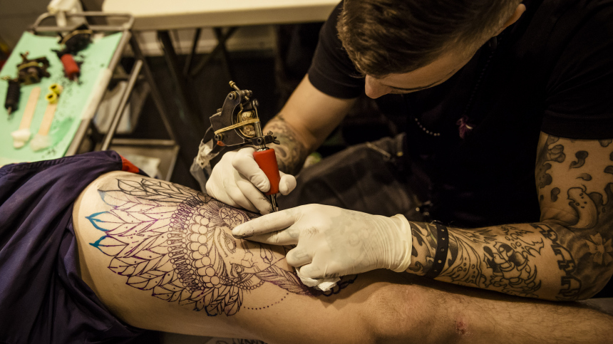«Много шарлатанов»: введут ли запрет работать тату-мастером без медобразования
