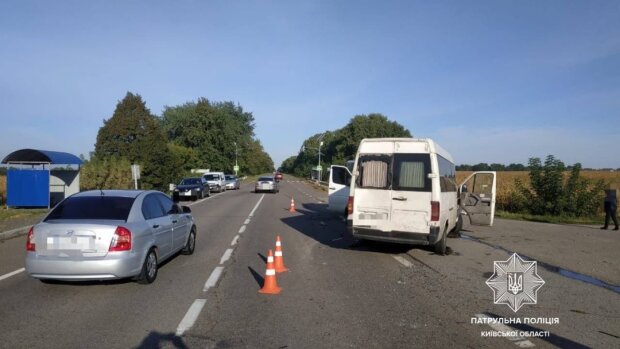 Масштабная авария с пассажирским микроавтобусом на украинской трассе: кадры с места ДТП