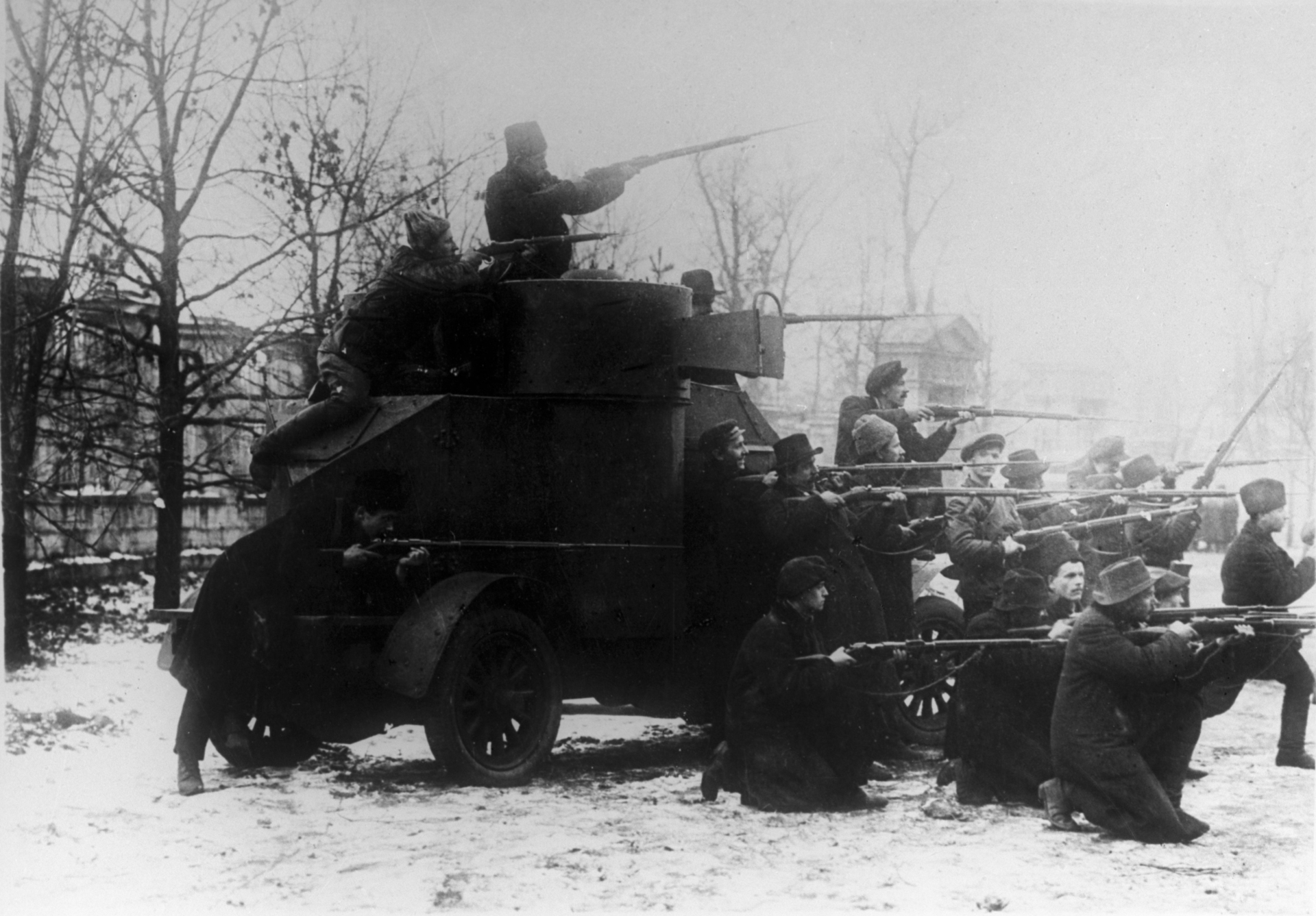 Петроградское восстание. Октябрьская революция Петроград 1917. Красногвардейцы 1917 Петроград. Октябрьский мятеж 1917. Петроград октябрь 1917.