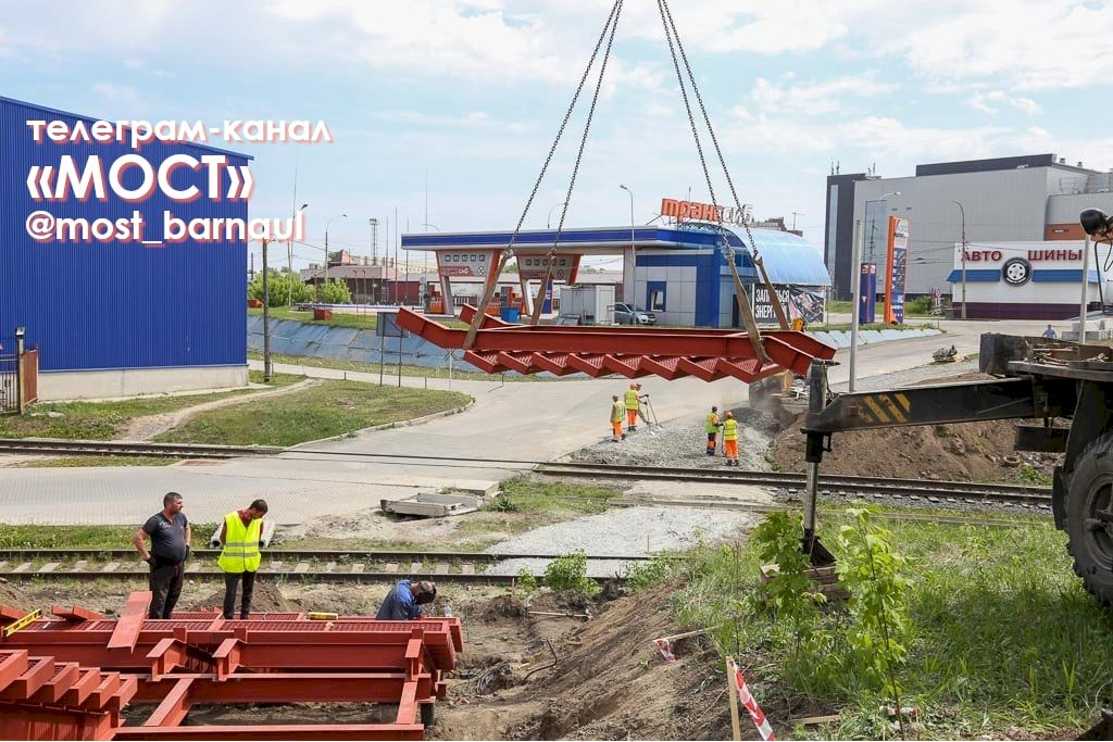 Работы по устройству пешеходного перехода на Новом рынке в Барнауле завершаются