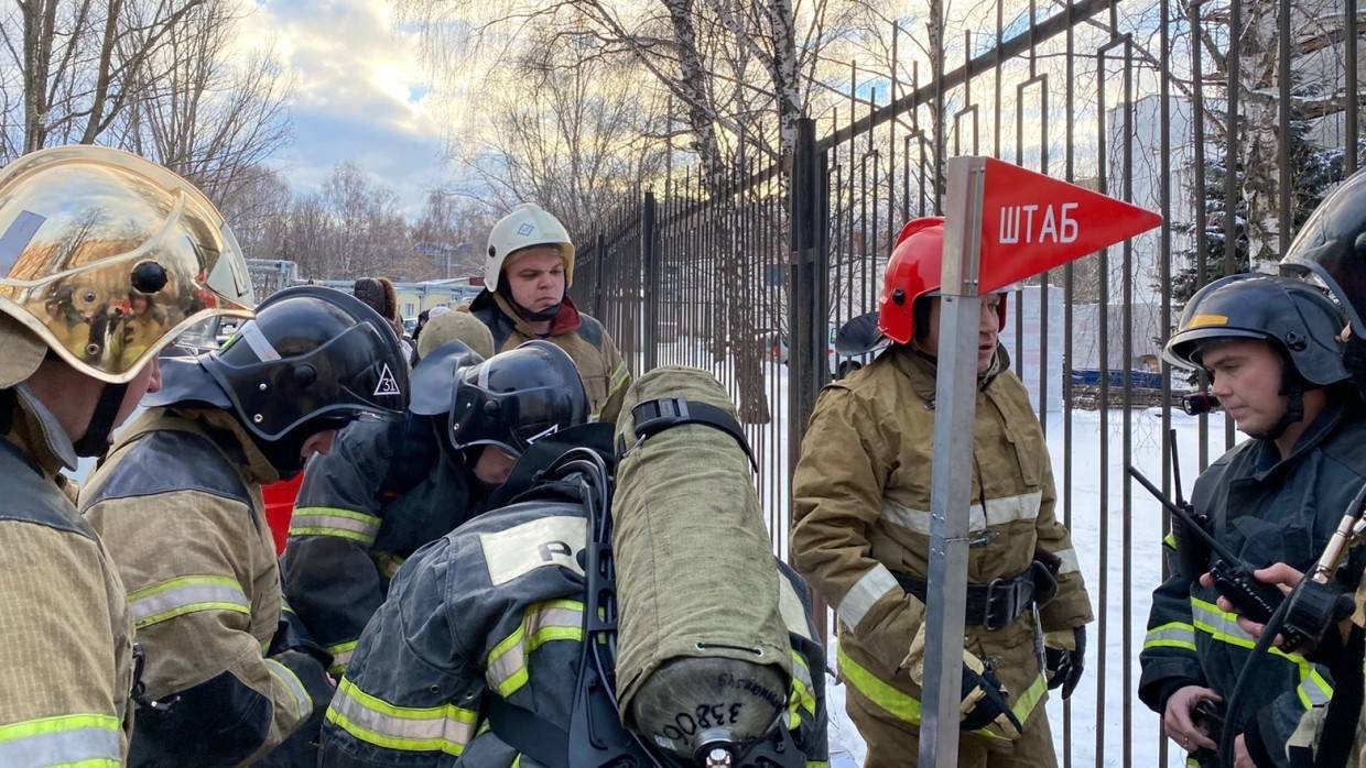 Спасатели эвакуировали 50 человек из загоревшегося здания спорткомплекса в Сургуте