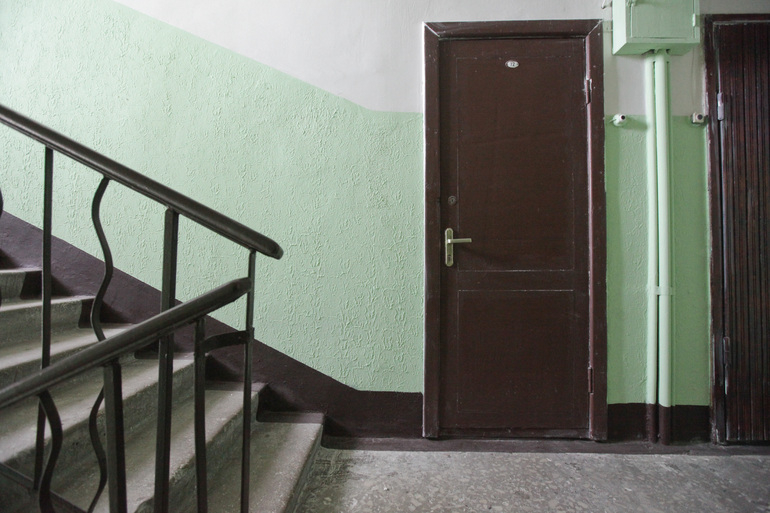 Петербуржец вытащил из квартиры обгоревшую женщину и оставил ее лежать на лестничной площадке