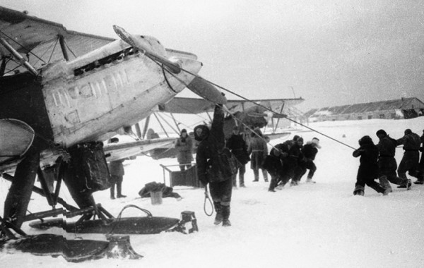 Завершена операция по спасению челюскинцев в Арктике.