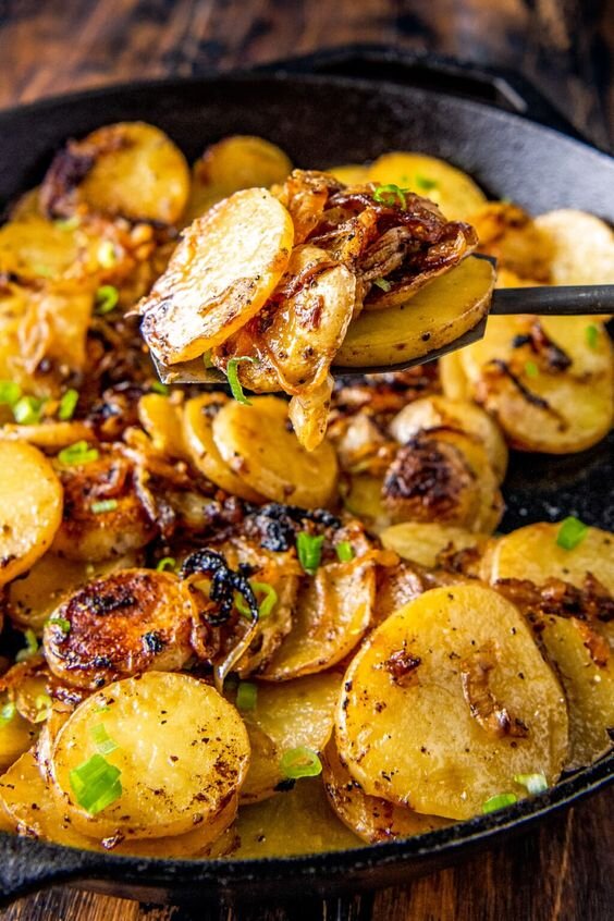 Жареная картошка — это простое в приготовлении блюдо, которое многие начинали готовить еще в подростковом возрасте.-3