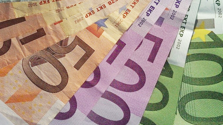 Курс евро опустился ниже ста рублей впервые с 28 февраля