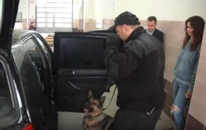 Пограничник разыграл девушку, подбросив наркотики