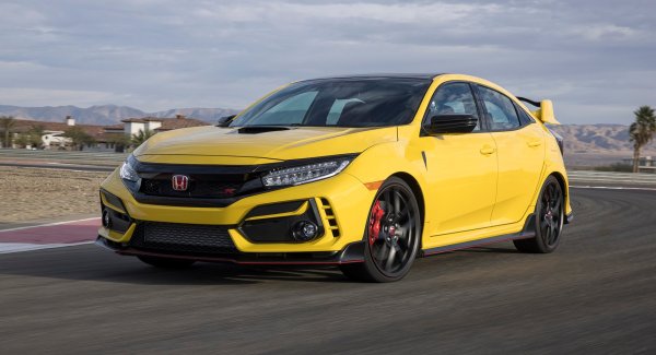 Honda Civic известна своей надежностью и разным уровнем оснащения, особенно впечатляет версия Civic Type-R.  Стоит он чуть более 38000 долларов, что звучит не так уж и дешево, но затраты на обслуживание составляют всего 370 долларов в год!