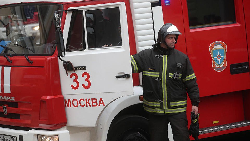 Склад с газовыми баллонами горит на юго-востоке Москвы