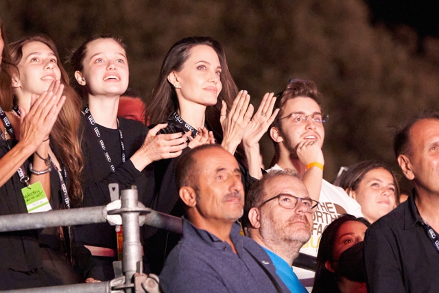 Off-duty: Анджелина Джоли с дочерью Шайло посетила концерт группы Måneskin в Риме Джоли, Шайло, Однако, Måneskin, Сальма, Хайек, играет, перерыве, прогулке, работы, голливудская, актриса, режиссер, проводит, время, семьейНедавно, заметили, Анджелина, дочерьми, котором