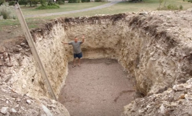 Соседи смеялись когда мужчина начал лопатой копать огромную яму во дворе Культура