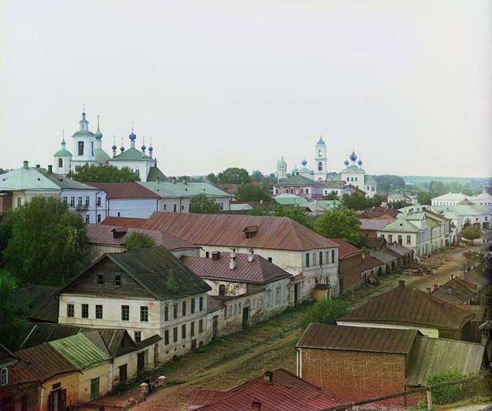 Панорама города с видом на церкви святого Георгия и Успения Пресвятой Богородицы.