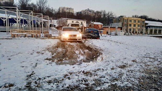 Автохамы попали в западню на пляже в Одессе, кадры: эвакуатор не смог им помочь