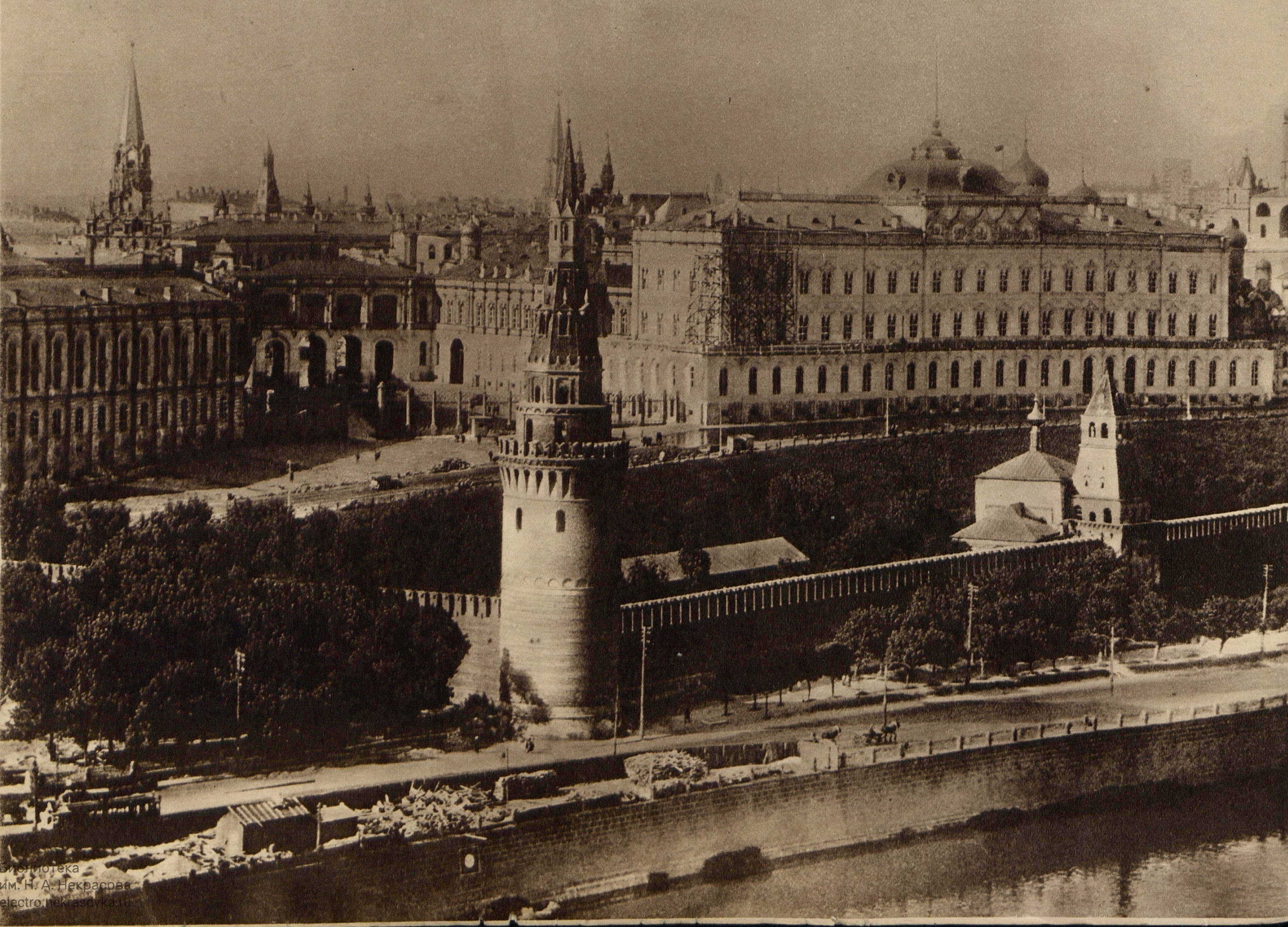 Строительство московского кремля. Московский Кремль 1931. Большой Кремлевский дворец 1956. Большой Кремлёвский дворец в 1941 году. Стройка Кремля.