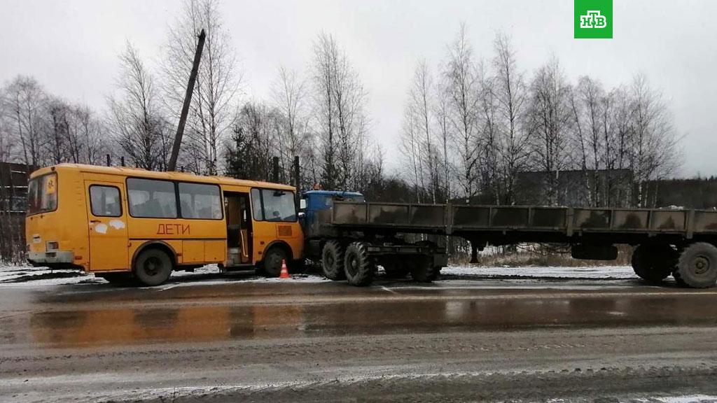 В Коми в ДТП со школьным автобусом пострадали десять детей