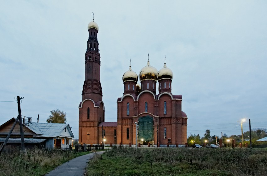 Красная церковь вичуга. Вичуга Церковь Воскресения Христова. Вичуга Ивановская область красная Церковь. Воскресенская Церковь Вичуга. Храм Воскресения Христова в Тезине.