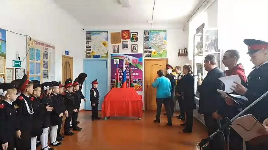 На Кубани «Парту героя» в одной из школ открыл «атаман первого класса»