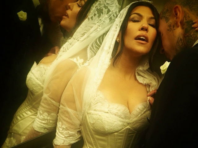 Кортни Кардашьян и Трэвис Баркер поделились новыми фото со свадьбы. Бывшая жена музыканта выставила на аукцион обручальное кольцо Звездные пары