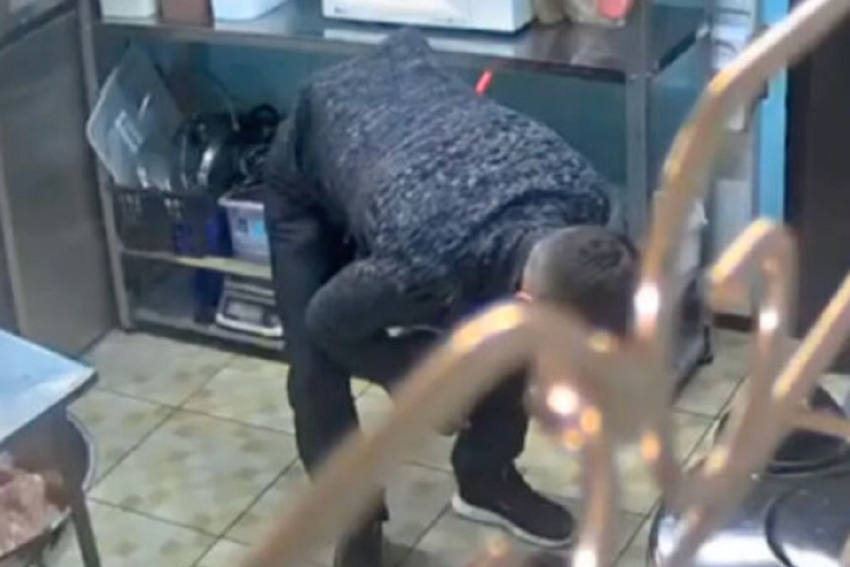 Камчатка мужчина избил. В Крыму избили посетителей кафе. Мужчина избил сотрудницу кафе в Шымкенте. Повар избил девушку в ресторане.
