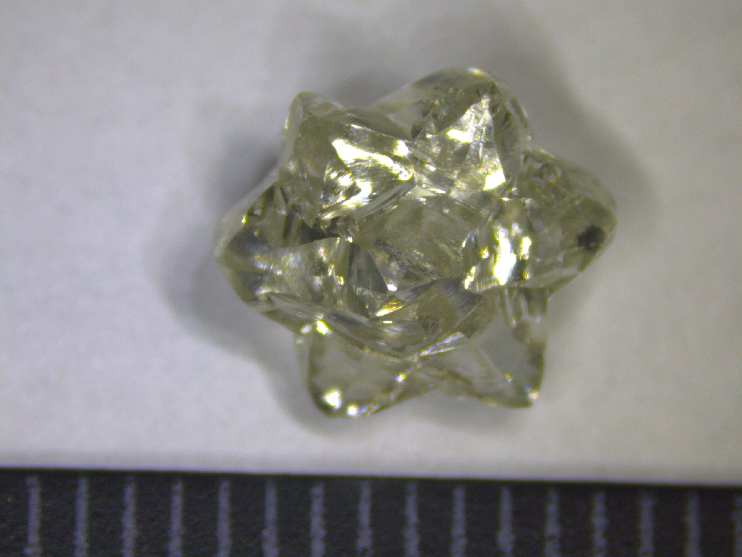 Невероятной красоты алмаз добыли в Архангельске: он в форме цветка