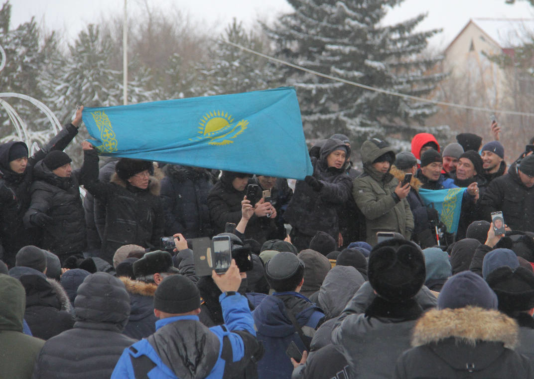 Новости казахстана тенгри ньюс. Усть-Каменогорск митинг. Массовые беспорядки в Казахстане. Гражданская война в Казахстане 2022. Усть Каменогорск война Казахстан января 2022.