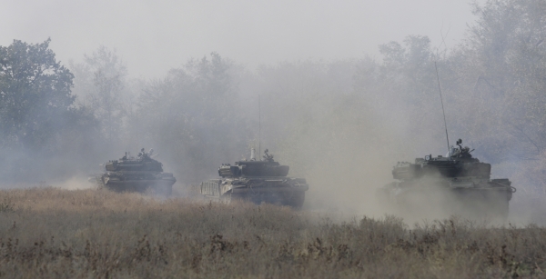 ДНР: украинские силовики стягивают в Донбасс танки и артиллерию