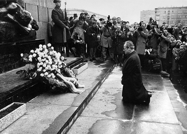 Канцлер ФРГ Вилли Брандт у мемориала героям Варшавского гетто(2020)|Фото: www.wykop.pl