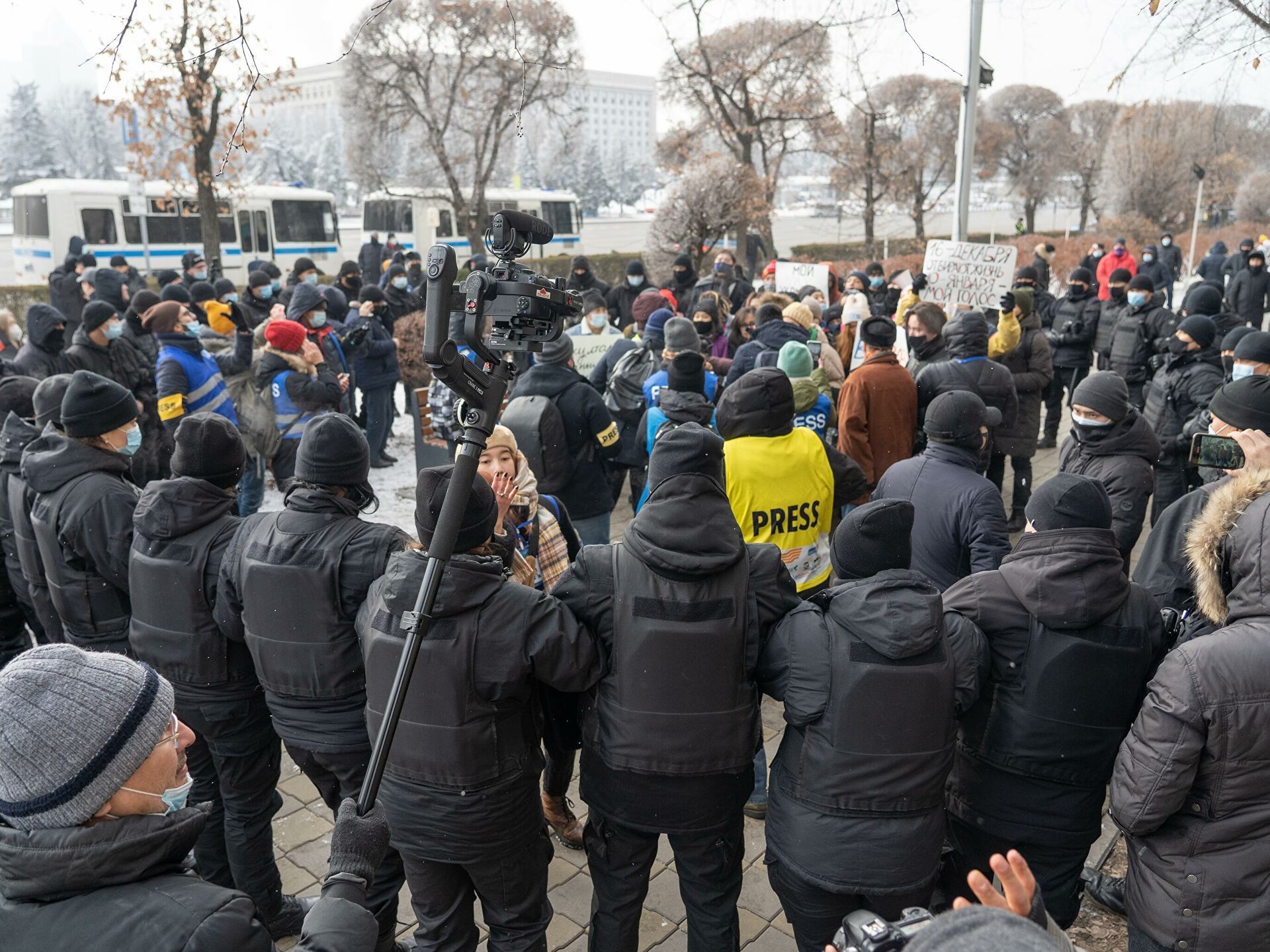 Ситуация в казахстане сегодня последние новости. Митинги в Казахстане. Массовые протесты в Казахстане. Экстремисты Казахстан. Казахстан беспорядки.