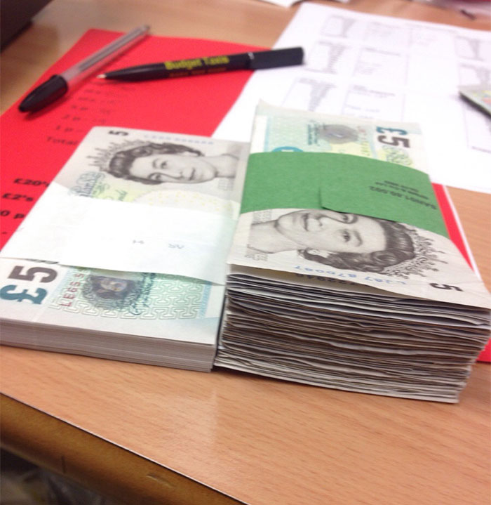 New £500 Bundle Of £5 Notes Compared To Used Ones