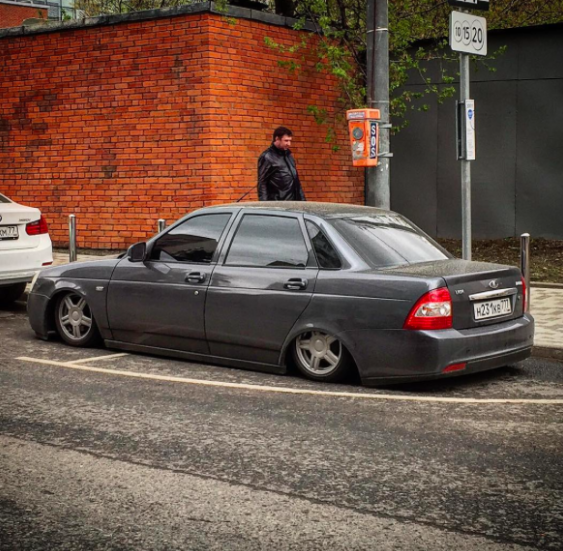 Иностранцы смотрят фото из российского инстаграма 