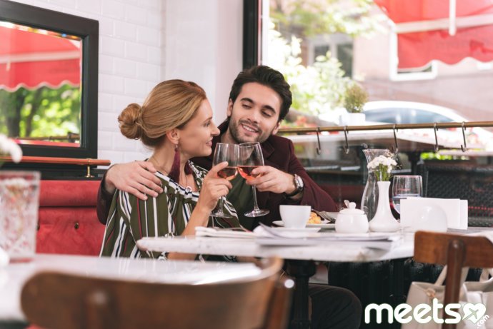 пара в кафе