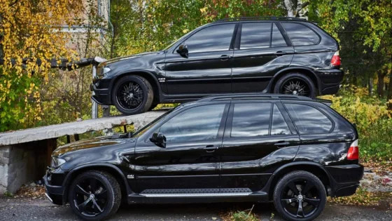 Почему россияне стали скупать старые автомобили Lada, Mercedes и BMW