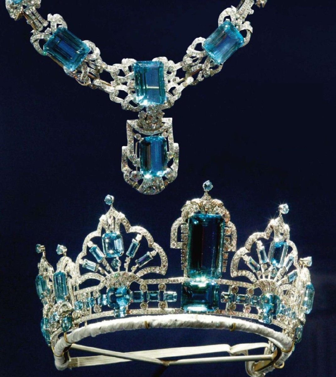 Фото №9 - Королевские драгоценности: самые роскошные украшения Елизаветы II